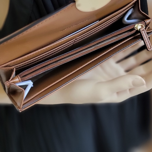 ⚠️LAST 1⚠️ Michael Kors Fulton Continental Wallet - Picture 4 of 6